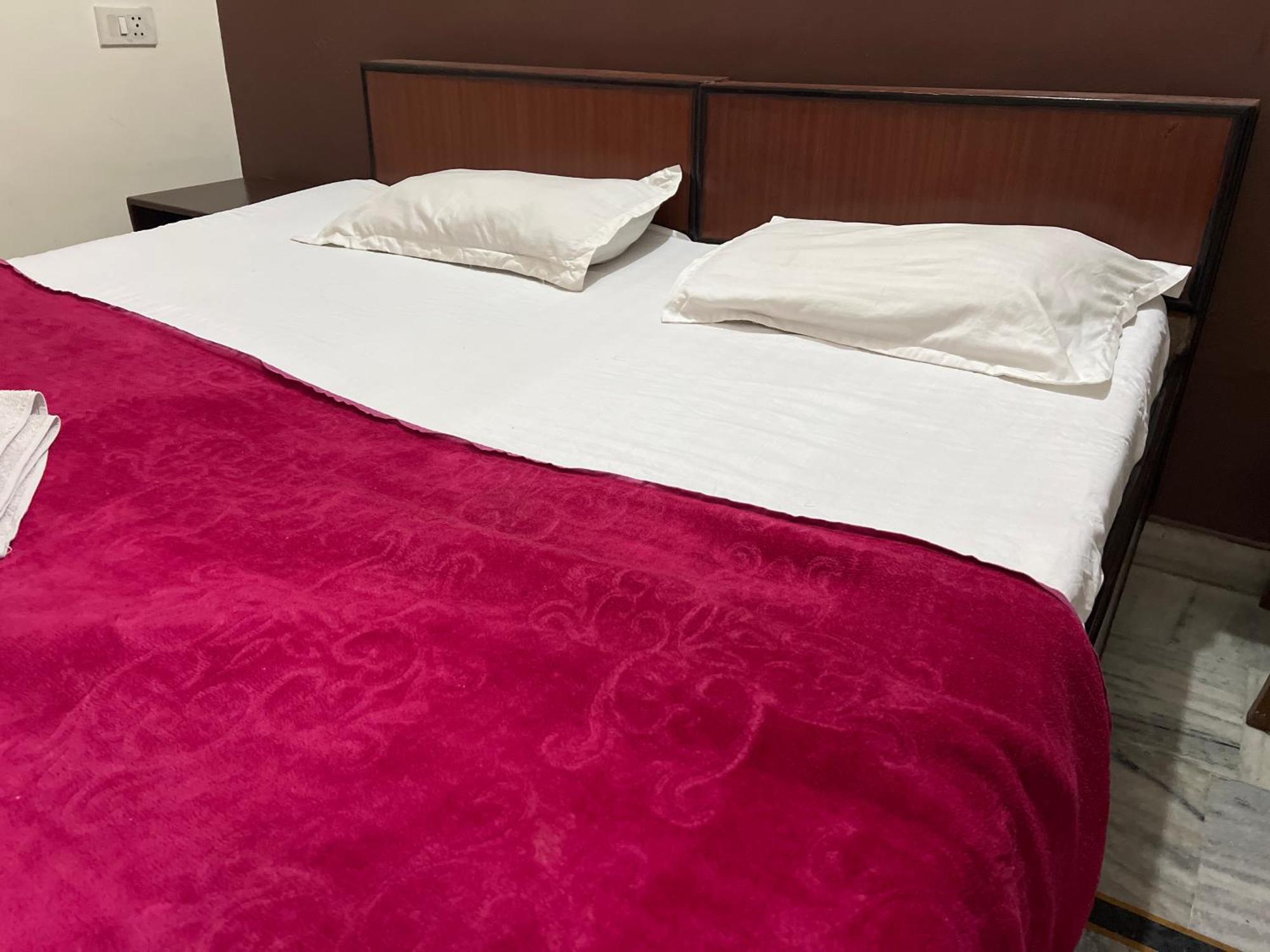 Raja Guest House -- Jalandhar Railway Station -- For Family, Couples, Travellers מראה חיצוני תמונה
