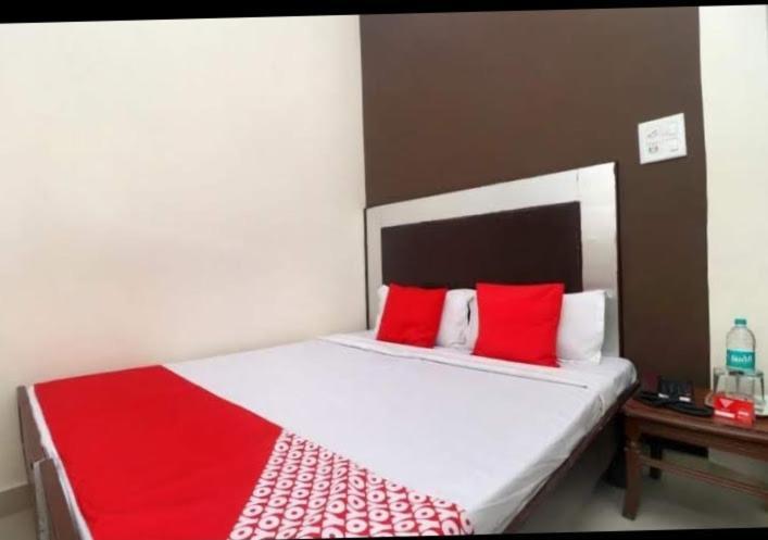 Raja Guest House -- Jalandhar Railway Station -- For Family, Couples, Travellers מראה חיצוני תמונה