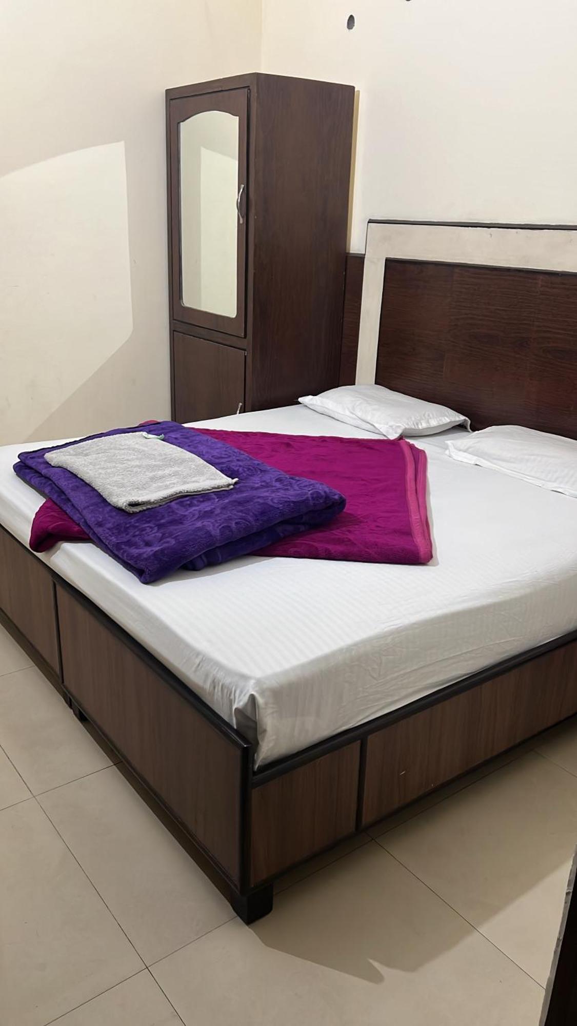 Raja Guest House -- Jalandhar Railway Station -- For Family, Couples, Travellers מראה חיצוני תמונה