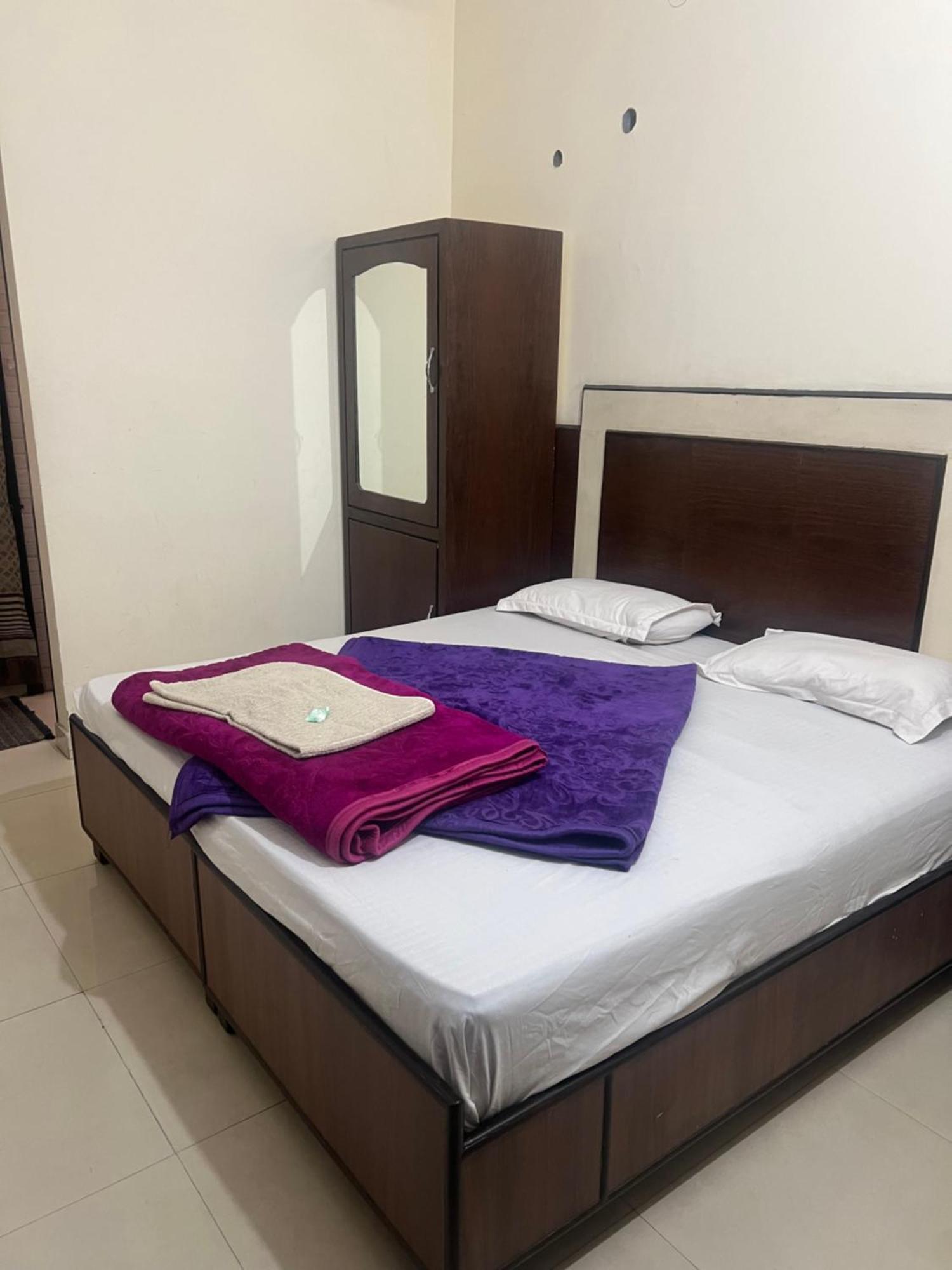 Raja Guest House -- Jalandhar Railway Station -- For Family, Couples, Travellers מראה חיצוני תמונה