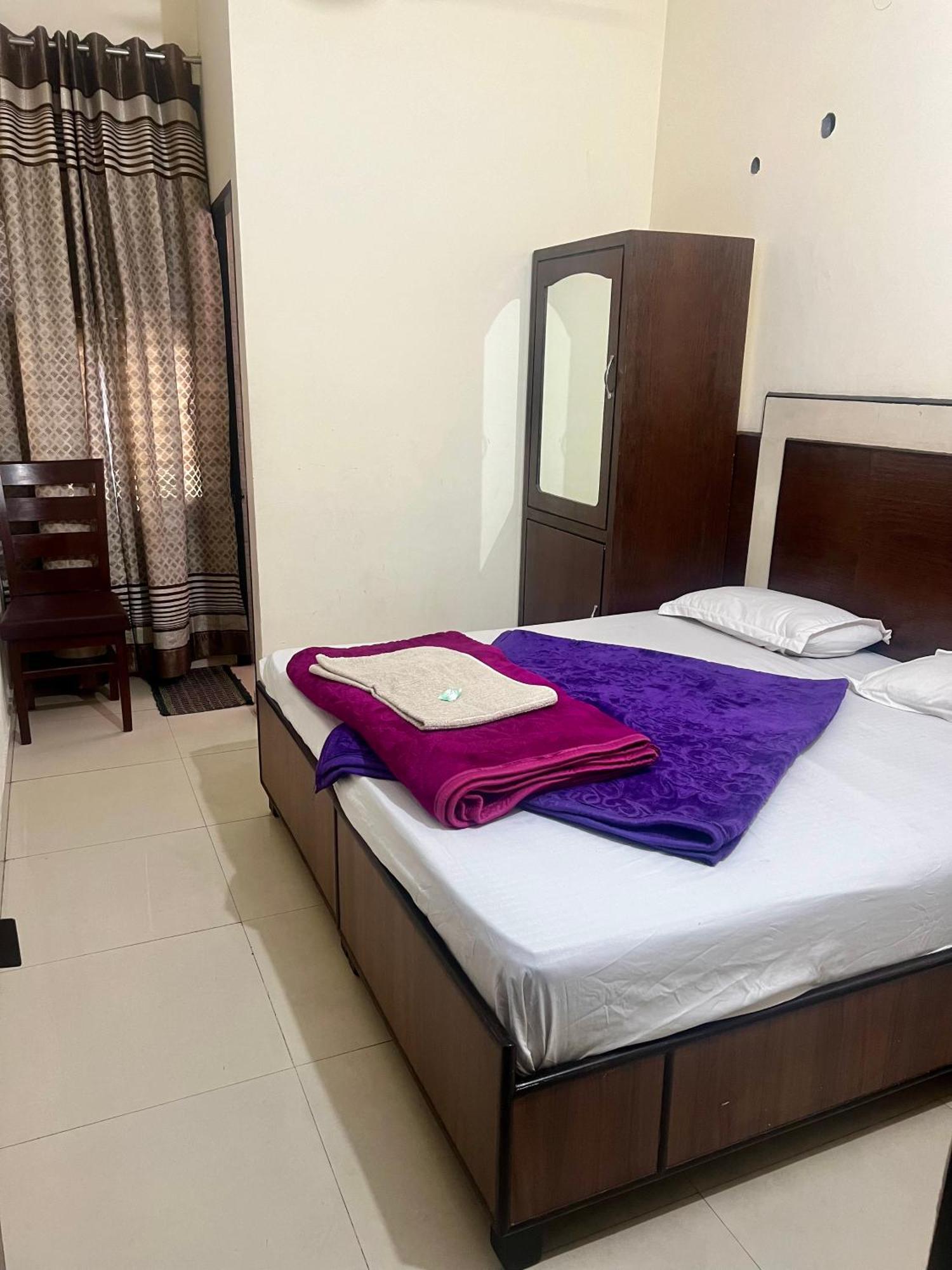 Raja Guest House -- Jalandhar Railway Station -- For Family, Couples, Travellers מראה חיצוני תמונה